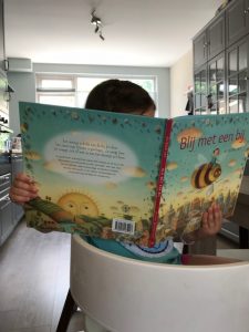 prentenboek blij met een bij